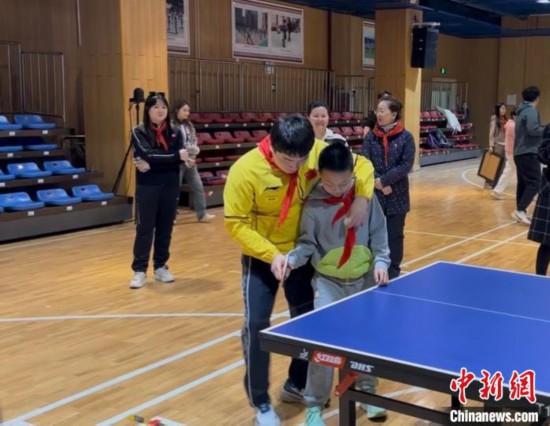 体育比赛“冠军体育课”：梁靖崑、陈熠用“小乒乓”通报“大理念”(图1)