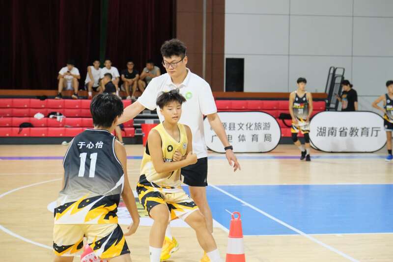 星空综合体育“村落体育燃梦方案”篮球公益锻炼营桃源闭营(图2)