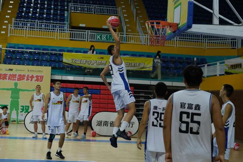 星空综合体育“村落体育燃梦方案”篮球公益锻炼营桃源闭营(图6)